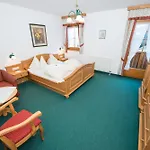 Ederhof 아파트호텔 4*